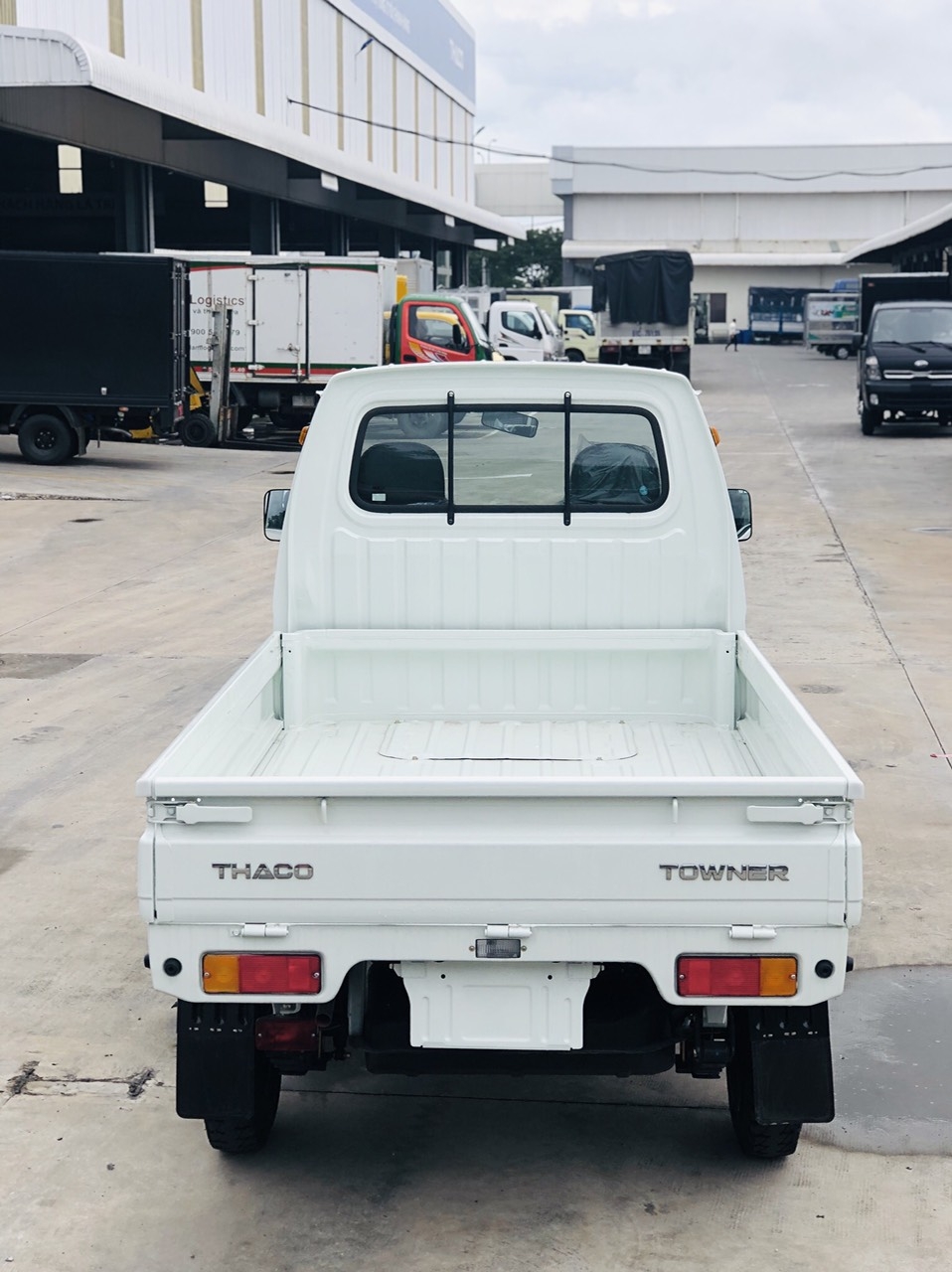 Cần bán xe tải Towner800 tải trọng 990kg thùng kín, thùng lững vào thành phố