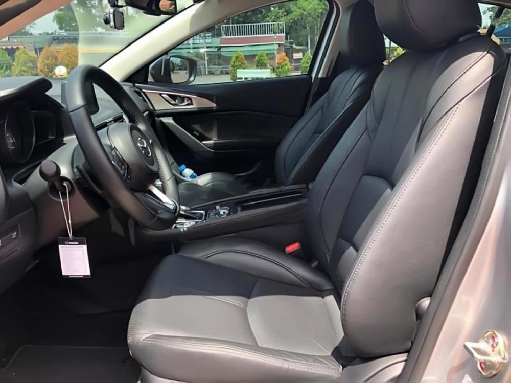 Gia đình cần bán Mazda3, sản xuất 2018, số tự động, màu bạc
