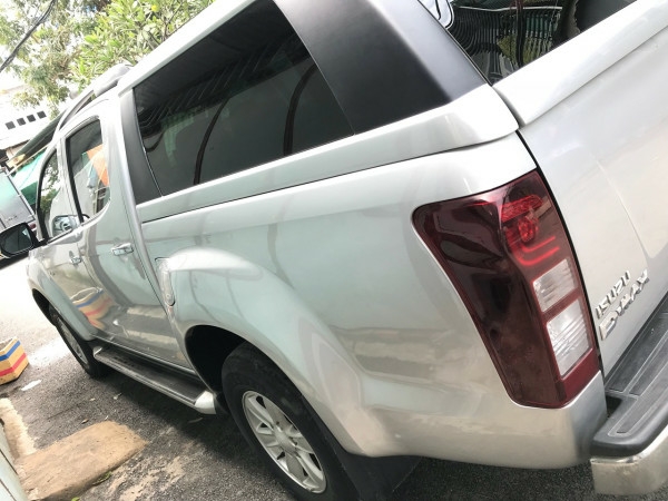 Gia đình cần bán xe Dmax 2015, số sàn, máy dầu, màu bạc