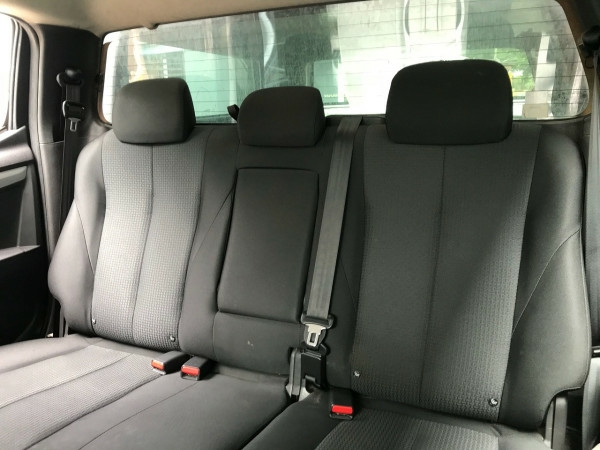 Gia đình cần bán xe Dmax 2015, số sàn, máy dầu, màu bạc