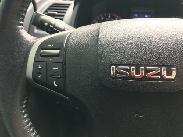 Gia đình cần bán xe Dmax 2015, số sàn, máy dầu, màu bạc