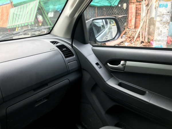 Gia đình cần bán xe Dmax 2015, số sàn, máy dầu, màu bạc