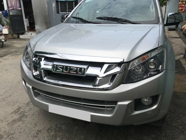 Gia đình cần bán xe Dmax 2015, số sàn, máy dầu, màu bạc