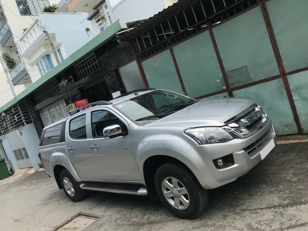 Gia đình cần bán xe Dmax 2015, số sàn, máy dầu, màu bạc
