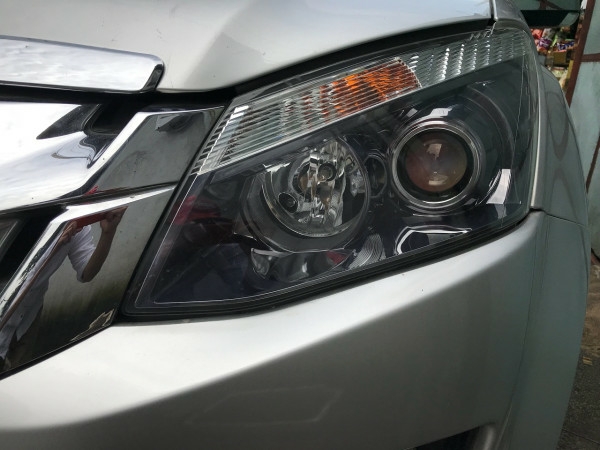Gia đình cần bán xe Dmax 2015, số sàn, máy dầu, màu bạc