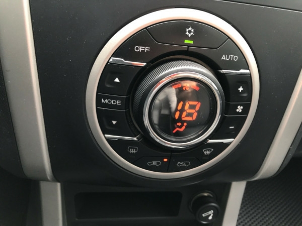 Gia đình cần bán xe Dmax 2015, số sàn, máy dầu, màu bạc