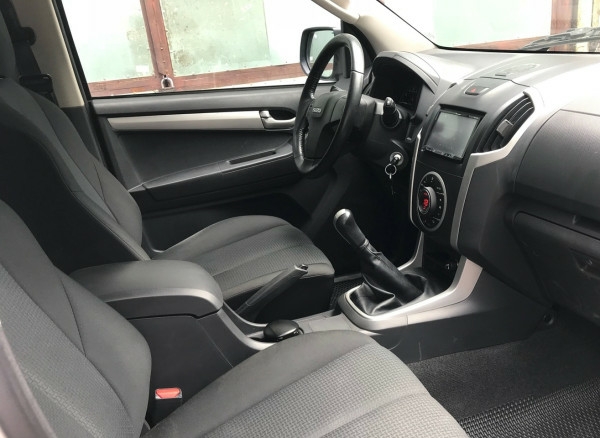 Gia đình cần bán xe Dmax 2015, số sàn, máy dầu, màu bạc