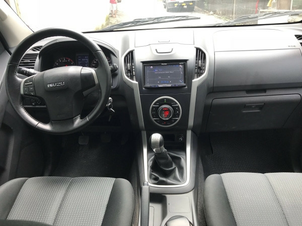 Gia đình cần bán xe Dmax 2015, số sàn, máy dầu, màu bạc