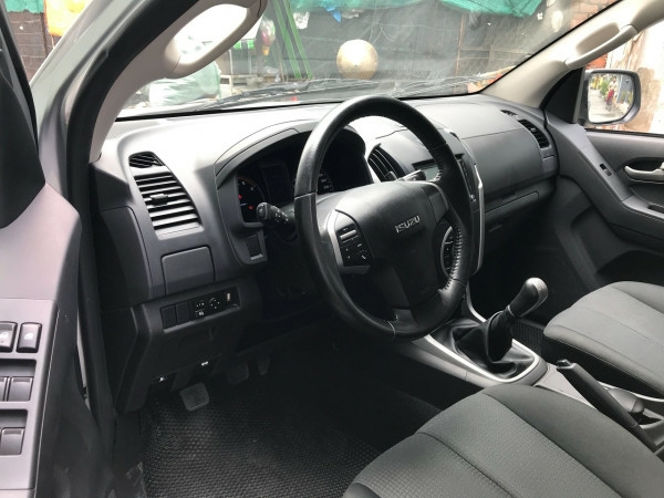 Gia đình cần bán xe Dmax 2015, số sàn, máy dầu, màu bạc