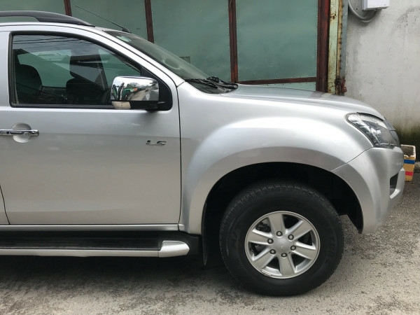 Gia đình cần bán xe Dmax 2015, số sàn, máy dầu, màu bạc