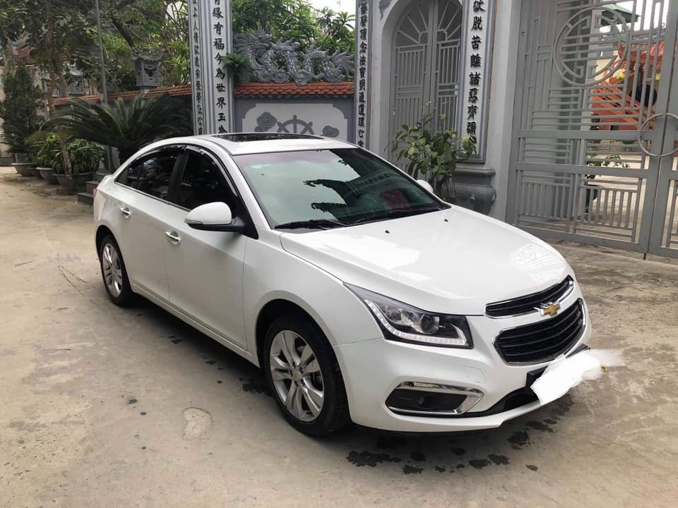 Cần bán xe Chevrolet Cruze 2017 Ltz số tự động màu trắng