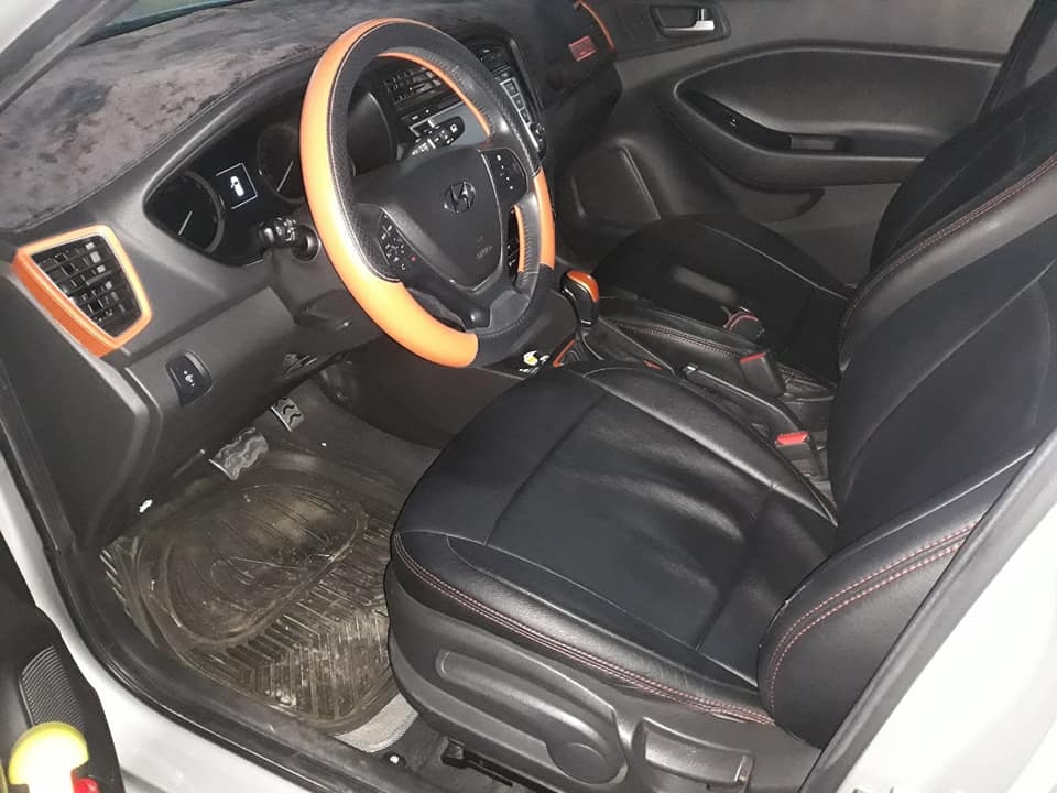 Cần bán xe Huyndai i20 active 2015 số tự động hatchback 5 chổ màu bạc