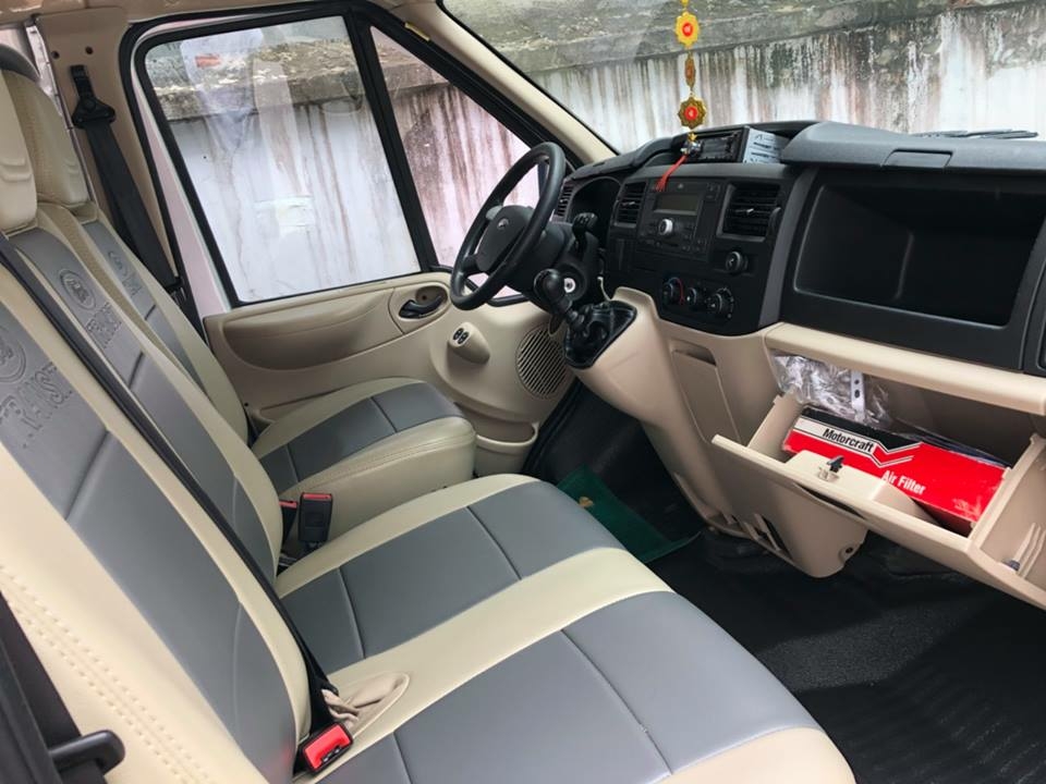 Cần bán FORD TRANSIT 2017, số sàn, máy dầu, màu bạc