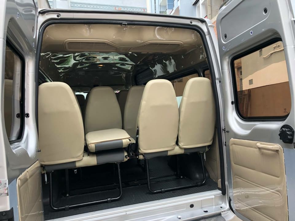 Cần bán FORD TRANSIT 2017, số sàn, máy dầu, màu bạc