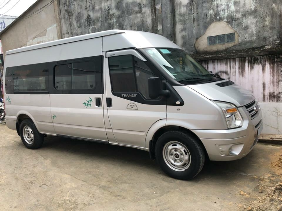 Cần bán FORD TRANSIT 2017, số sàn, máy dầu, màu bạc