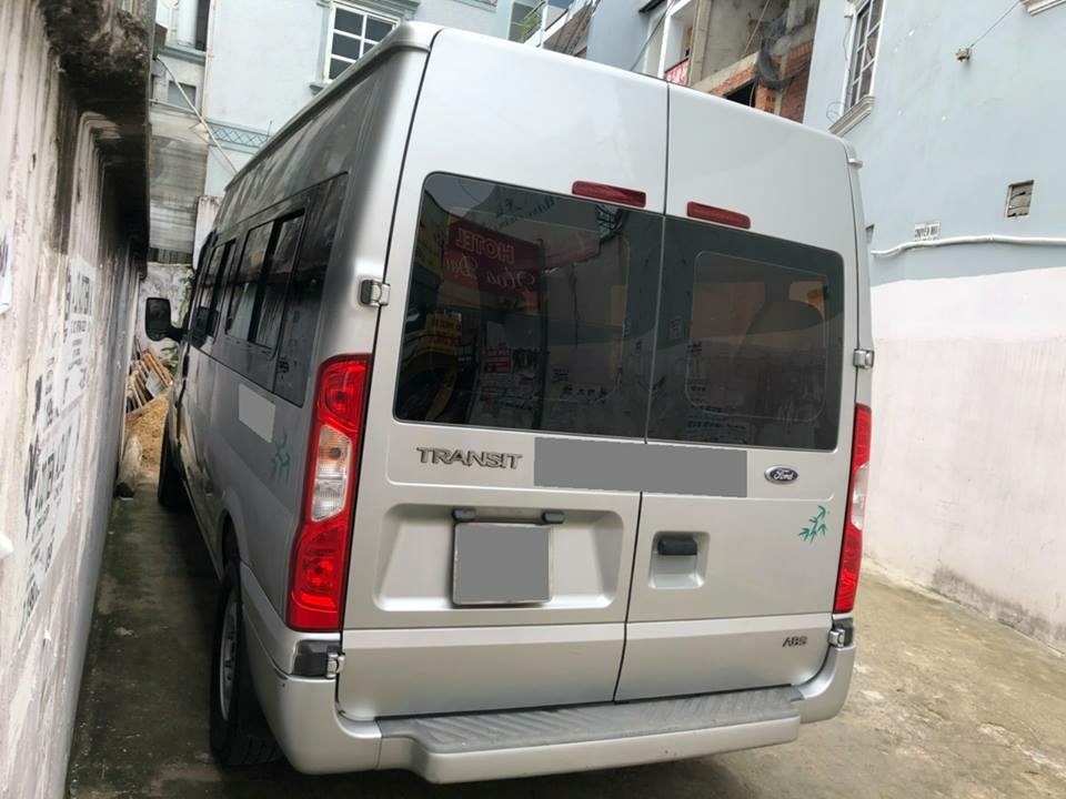 Cần bán FORD TRANSIT 2017, số sàn, máy dầu, màu bạc