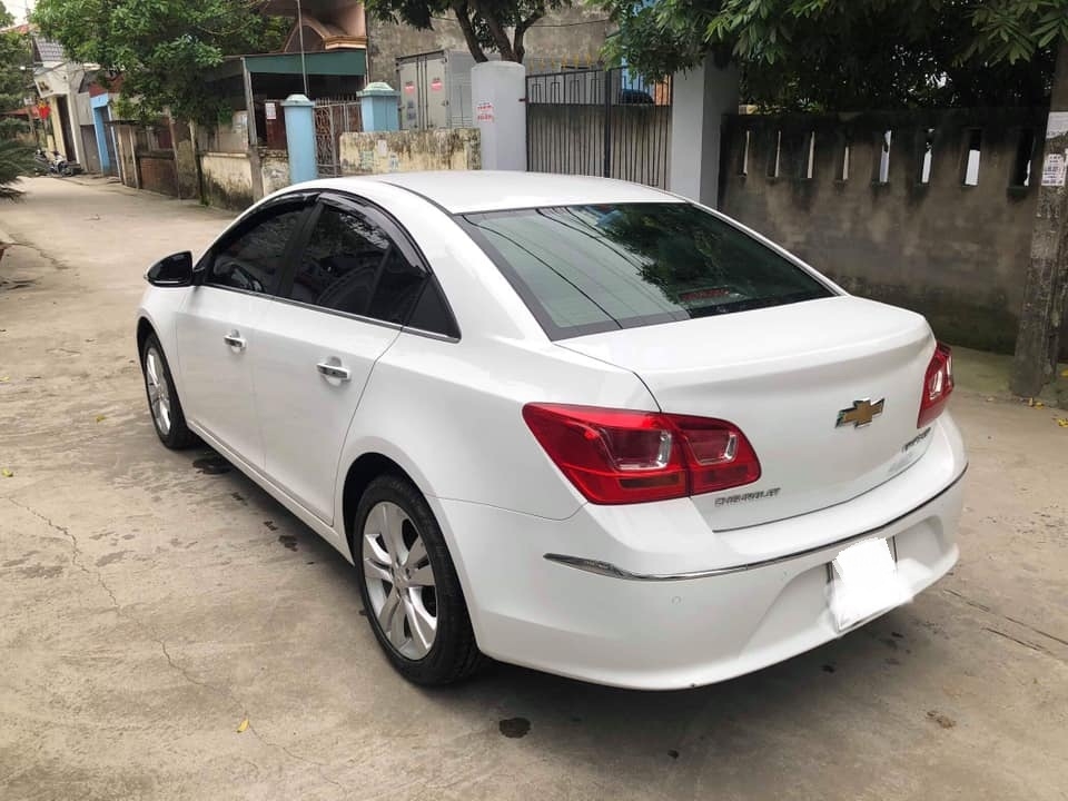 Cần bán xe Chevrolet Cruze 2017 Ltz số tự động màu trắng