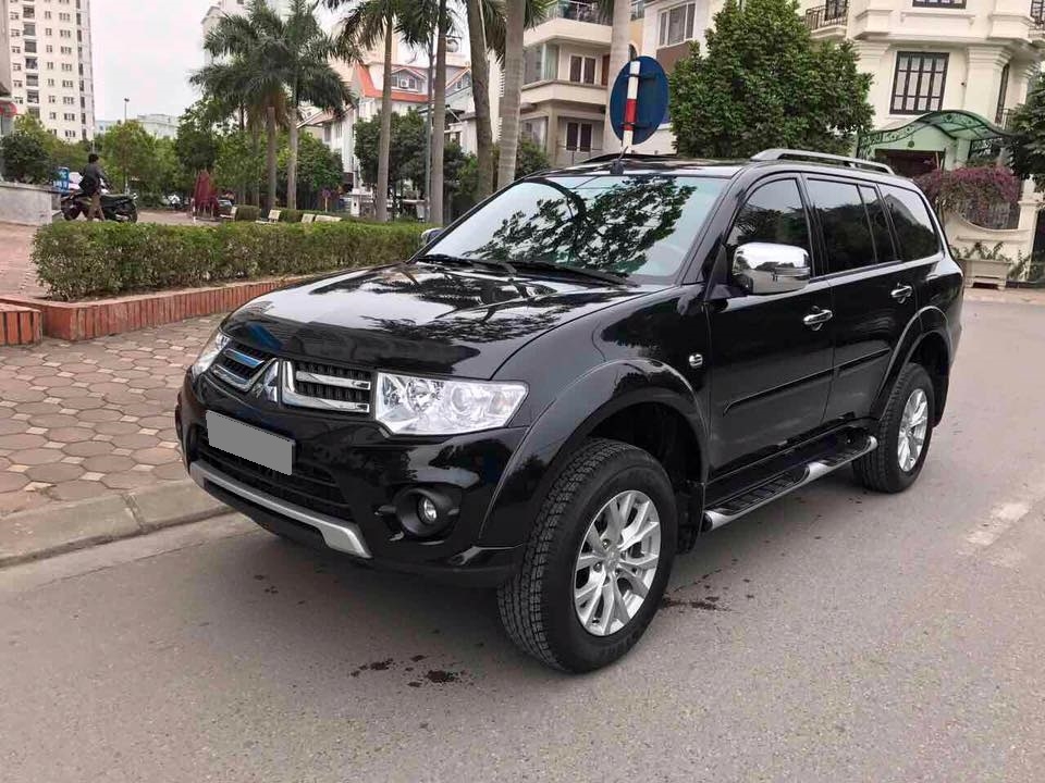 Cần bán xe Mitsubishi Pajero 2017 máy xăng số tự động, màu đen
