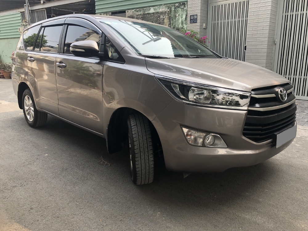 Bán nhanh Innova 2017 số sàn xe gia đình màu xám chính chủ.