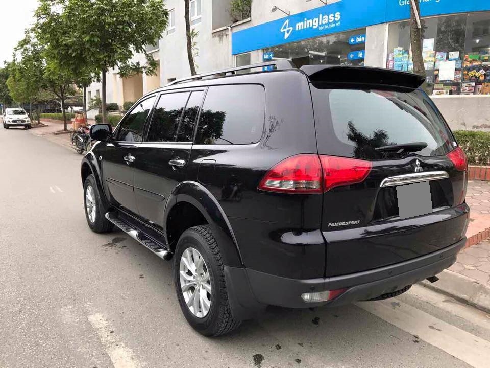 Cần bán xe Mitsubishi Pajero 2017 máy xăng số tự động, màu đen