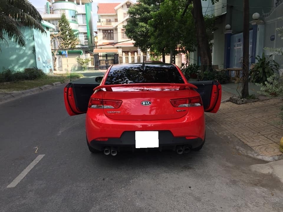cần bán cọp Cerato 2011, số tự động, 2 cửa màu đỏ, còn mới tinh.