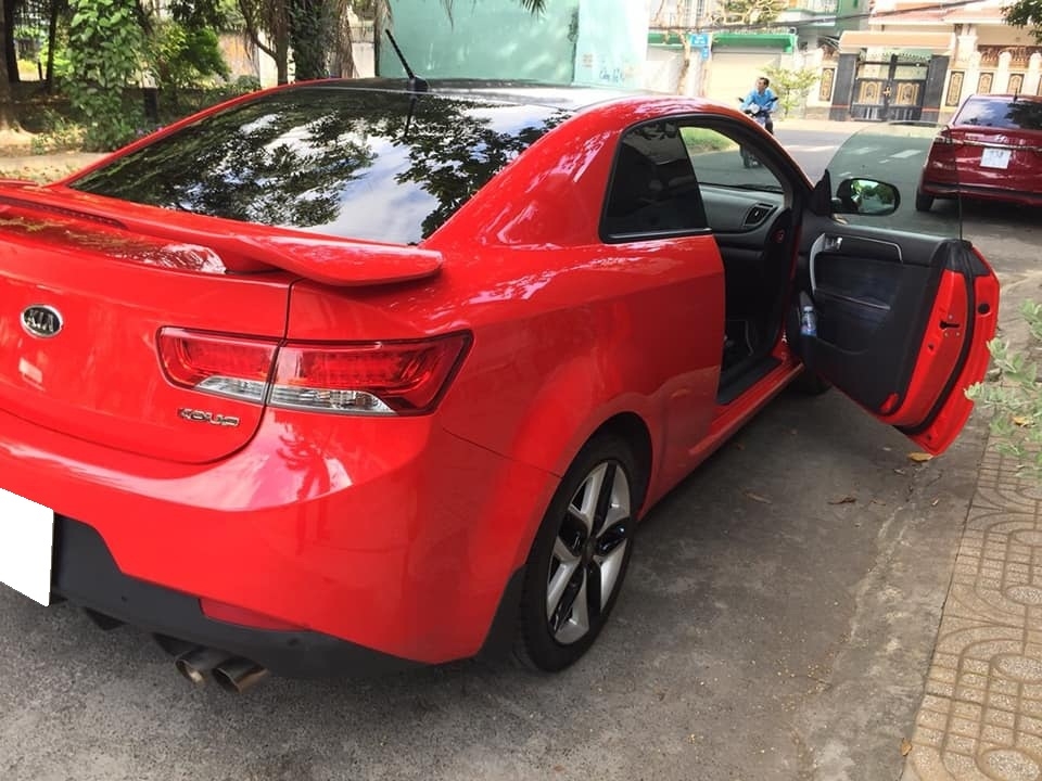cần bán cọp Cerato 2011, số tự động, 2 cửa màu đỏ, còn mới tinh.