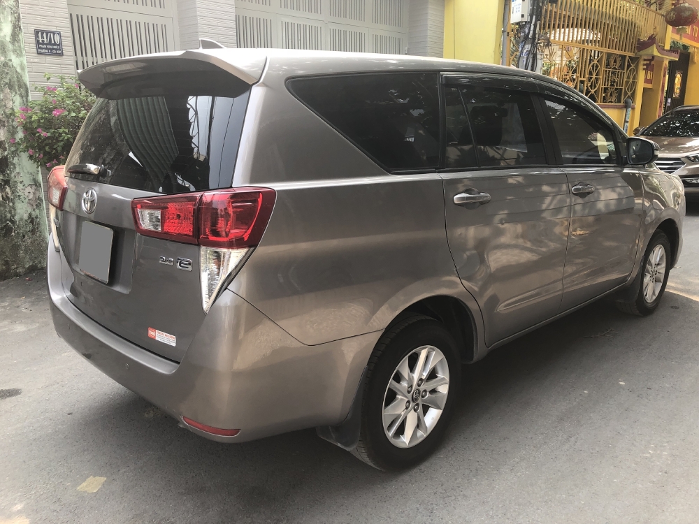 Bán nhanh Innova 2017 số sàn xe gia đình màu xám chính chủ.