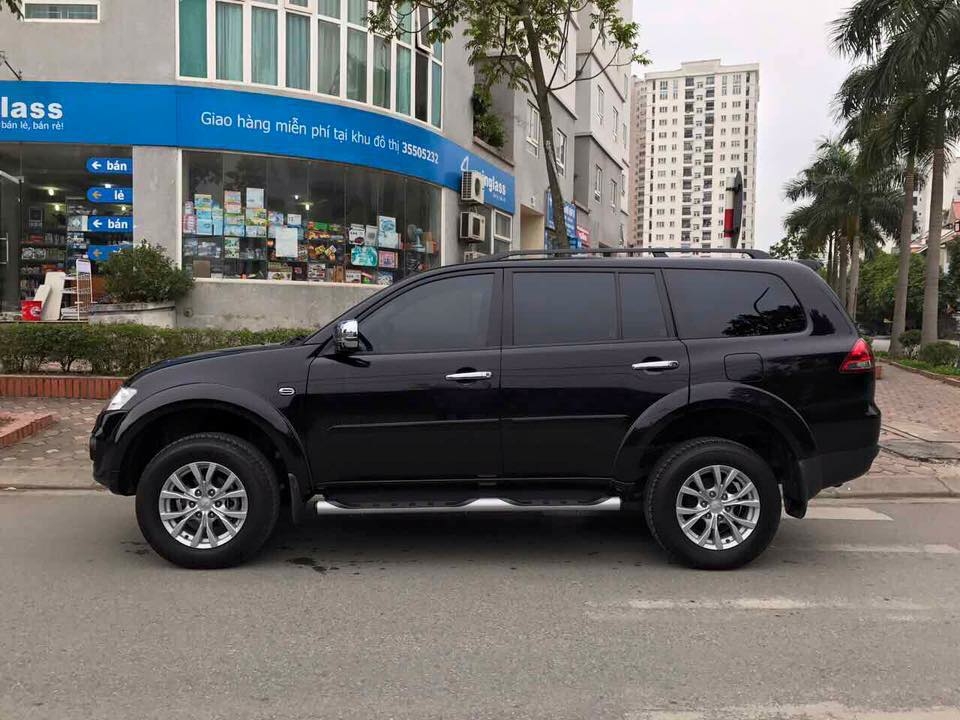 Cần bán xe Mitsubishi Pajero 2017 máy xăng số tự động, màu đen