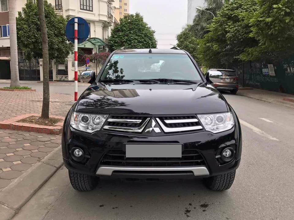 Cần bán xe Mitsubishi Pajero 2017 máy xăng số tự động, màu đen