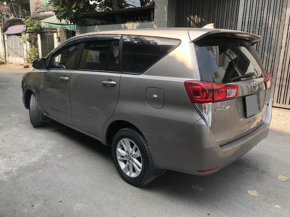 Bán nhanh Innova 2017 số sàn xe gia đình màu xám chính chủ.