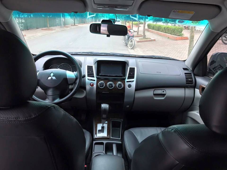 Cần bán xe Mitsubishi Pajero 2017 máy xăng số tự động, màu đen