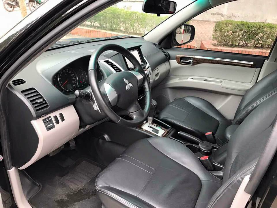 Cần bán xe Mitsubishi Pajero 2017 máy xăng số tự động, màu đen