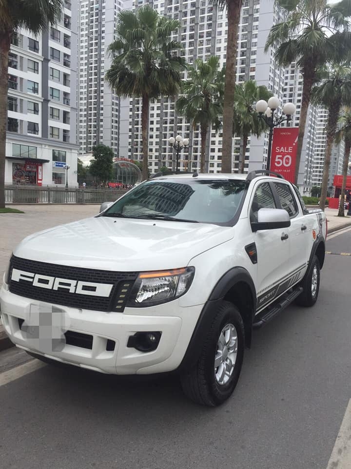 Cần bán Ford Ranger 2016, số sàn, máy dầu, màu trắng