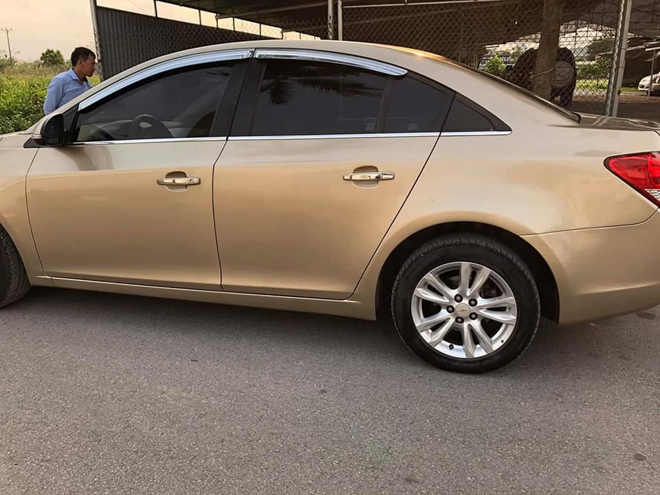 Cần bán xe Cruze 2015, số sàn, màu vàng cát, còn mới tinh