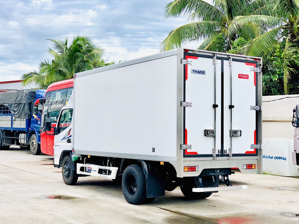 xe tải mitsubishi fuso canter4.99 tải 1 tấn 9 đông lạnh có bán trả góp