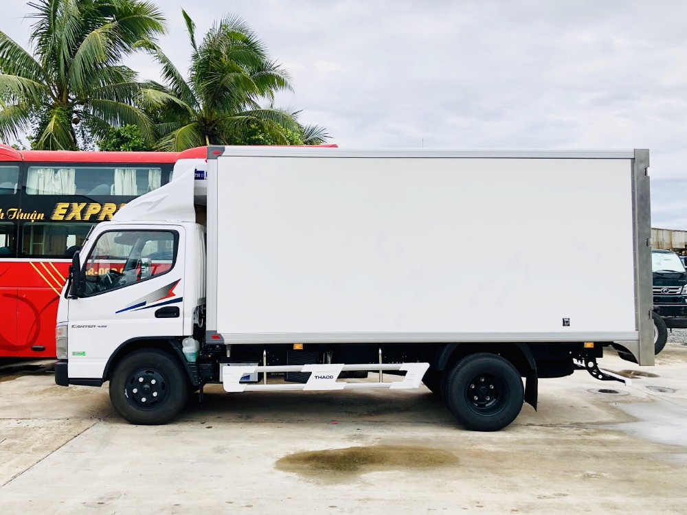 xe tải mitsubishi fuso canter4.99 tải 1 tấn 9 đông lạnh có bán trả góp