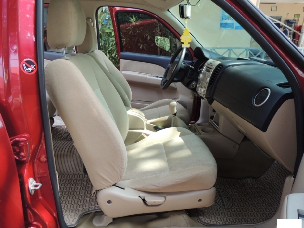 Gia đình cần bán FOrd Everest 2013, số sàn, máy dầu,đỏ