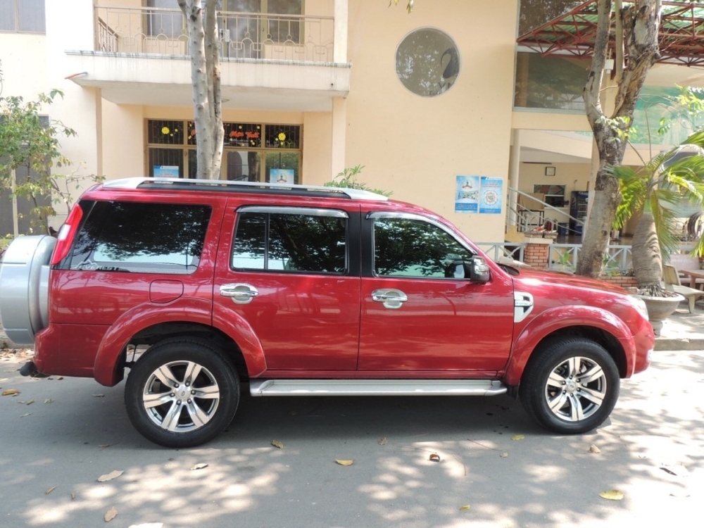 Gia đình cần bán FOrd Everest 2013, số sàn, máy dầu,đỏ