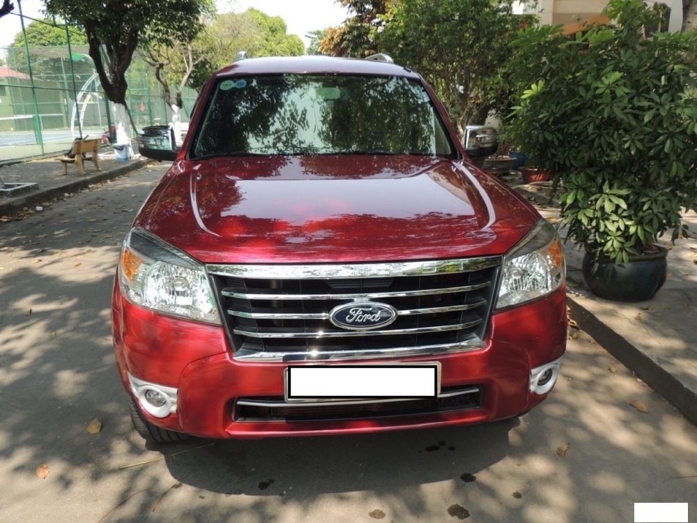 Gia đình cần bán FOrd Everest 2013, số sàn, máy dầu,đỏ