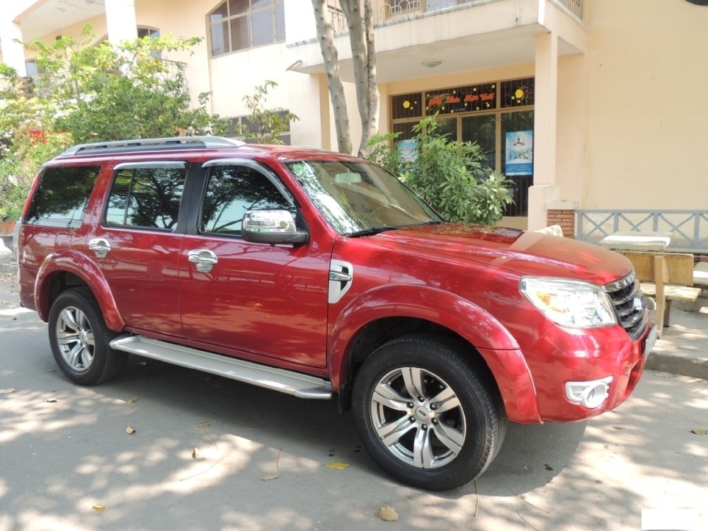 Gia đình cần bán FOrd Everest 2013, số sàn, máy dầu,đỏ