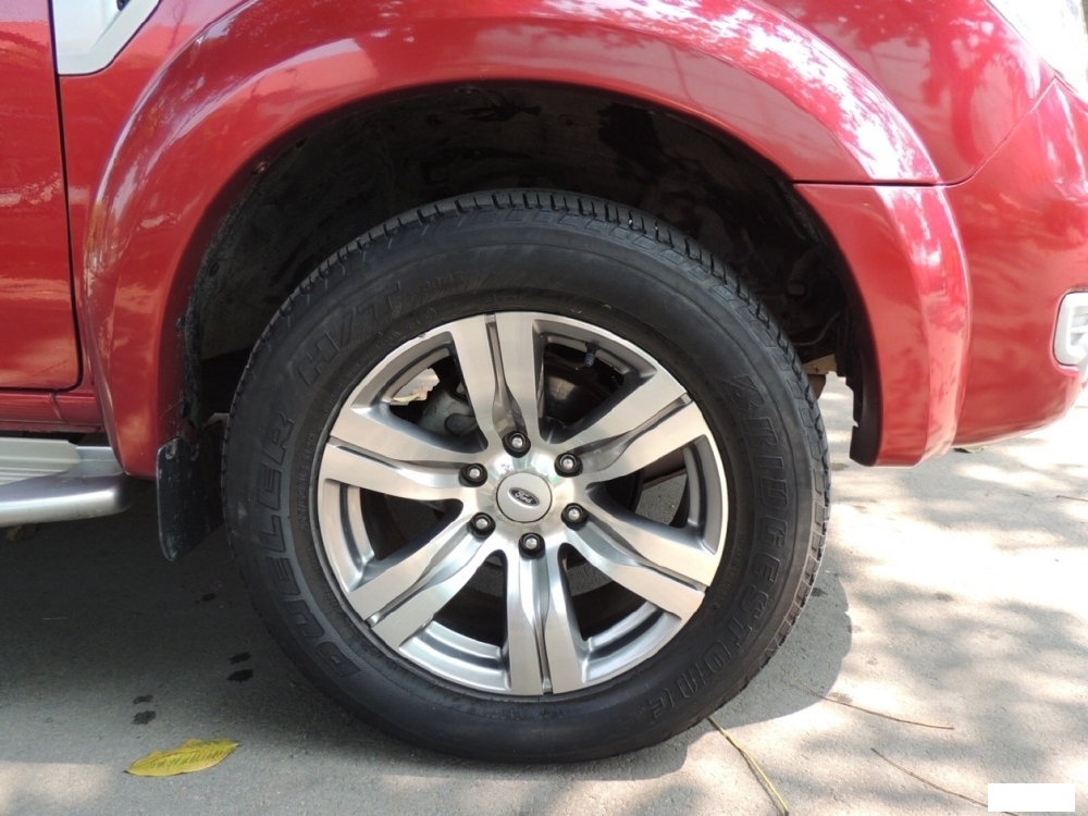 Gia đình cần bán FOrd Everest 2013, số sàn, máy dầu,đỏ