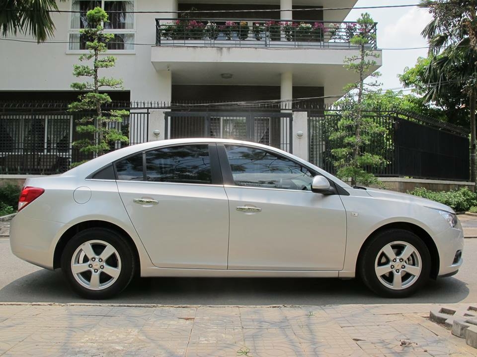 Bán Chevrolet Cruze 2012 số sàn màu bạc xe đi kỹ.