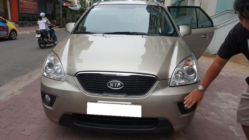 Gia đinh cần bán xe Kia carens 2017, số sàn, màu vàng cát