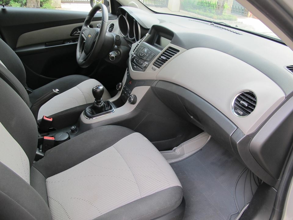 Bán Chevrolet Cruze 2012 số sàn màu bạc xe đi kỹ.