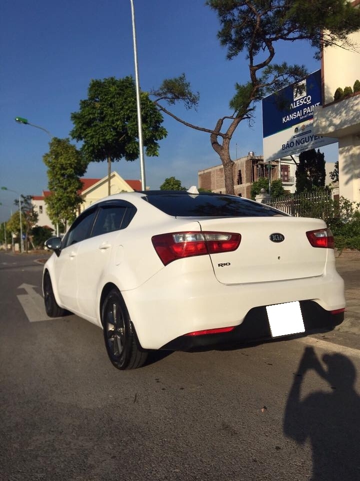 Gia đình cần bán Kia Rio 2015, số sàn, màu trắng
