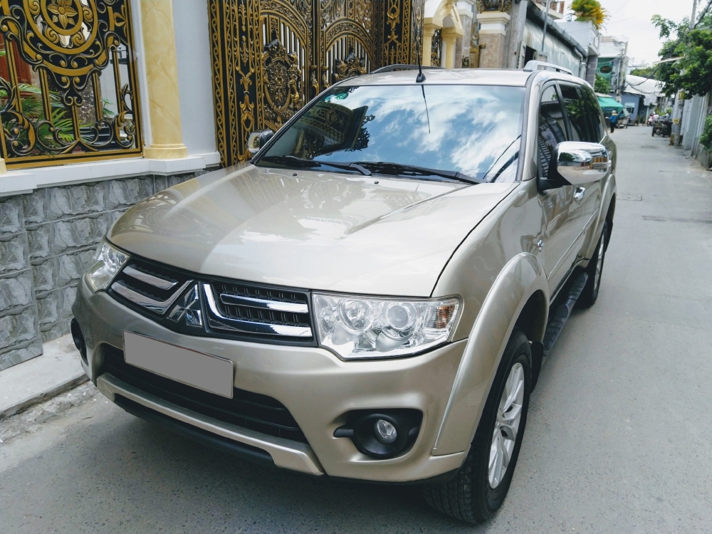 Cần bán Mitsubishi Pajero 2016 tự động vàng hoàng kim cực đẹp.