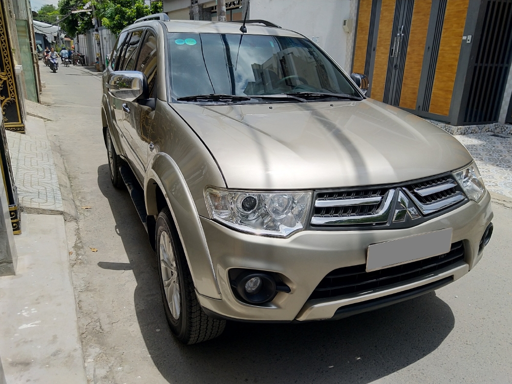 Cần bán Mitsubishi Pajero 2016 tự động vàng hoàng kim cực đẹp.