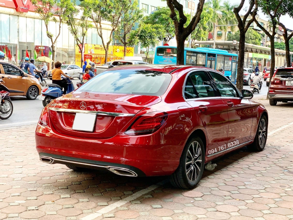 Cần bán gấp Mercedes C200 2019 màu Đỏ chạy lướt giá cực tốt