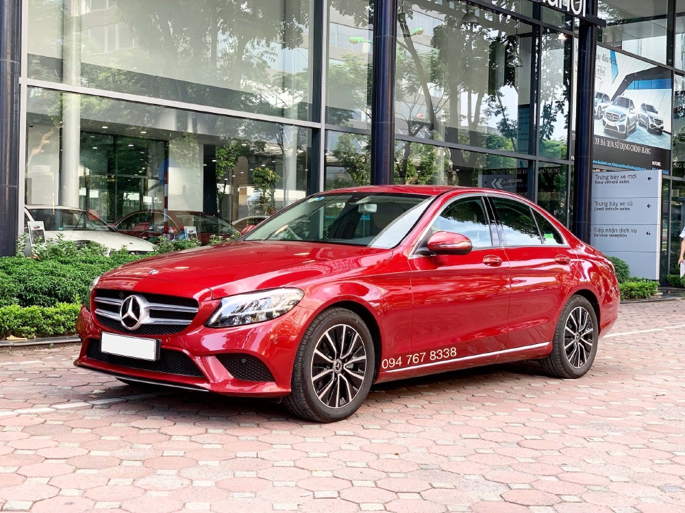 Cần bán gấp Mercedes C200 2019 màu Đỏ chạy lướt giá cực tốt