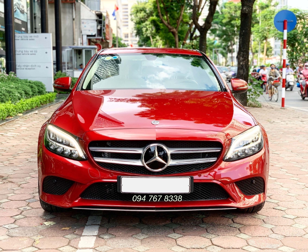 Cần bán gấp Mercedes C200 2019 màu Đỏ chạy lướt giá cực tốt